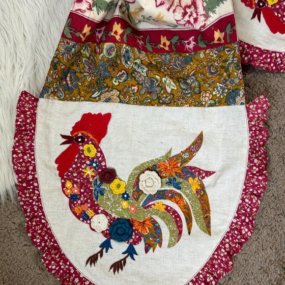 Rooster Table Runner Embroidered Crocheted Detail Floral Ruffle Trim - Picture 3 of 4